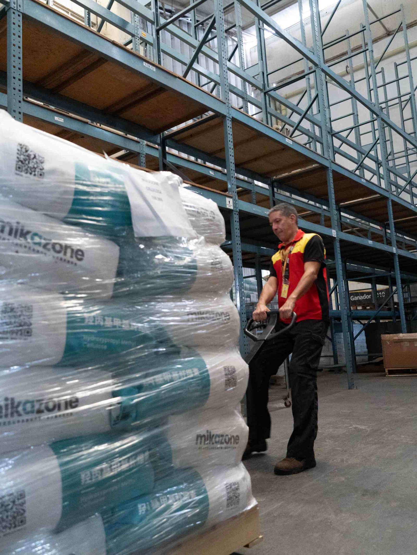 Almacén bien organizado con paquetes etiquetados en las estanterías