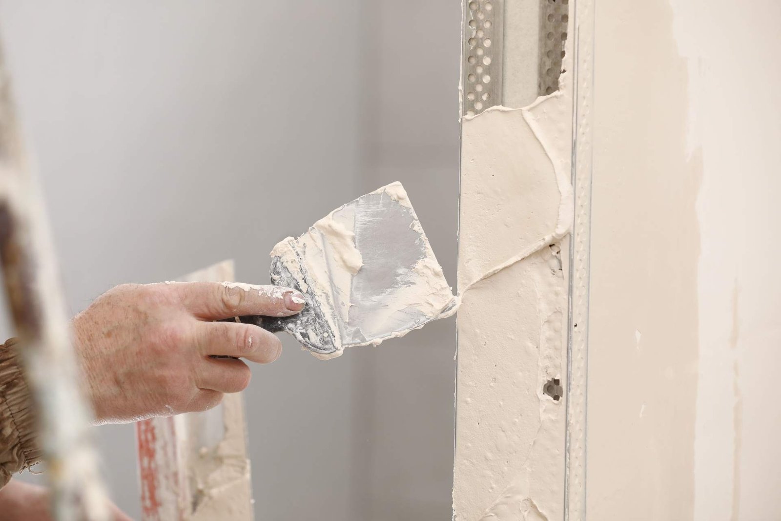 Trowel spreading paste — smooth filling into cracks and joints