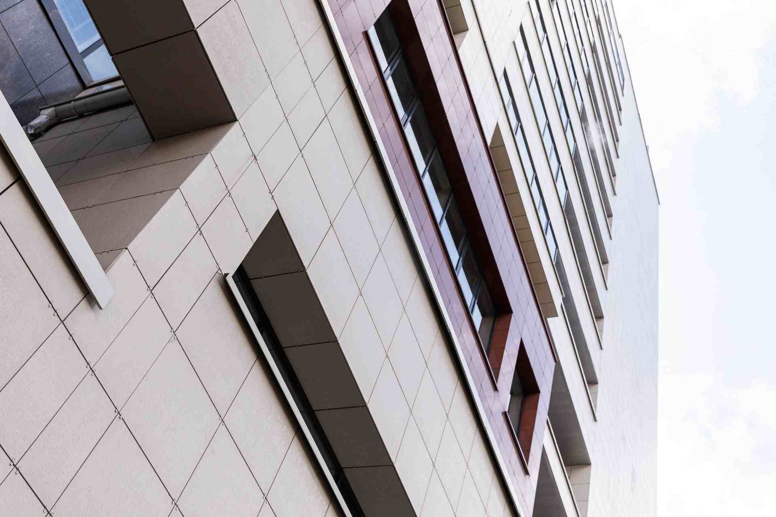 Building facade with clean exterior insulation finish system