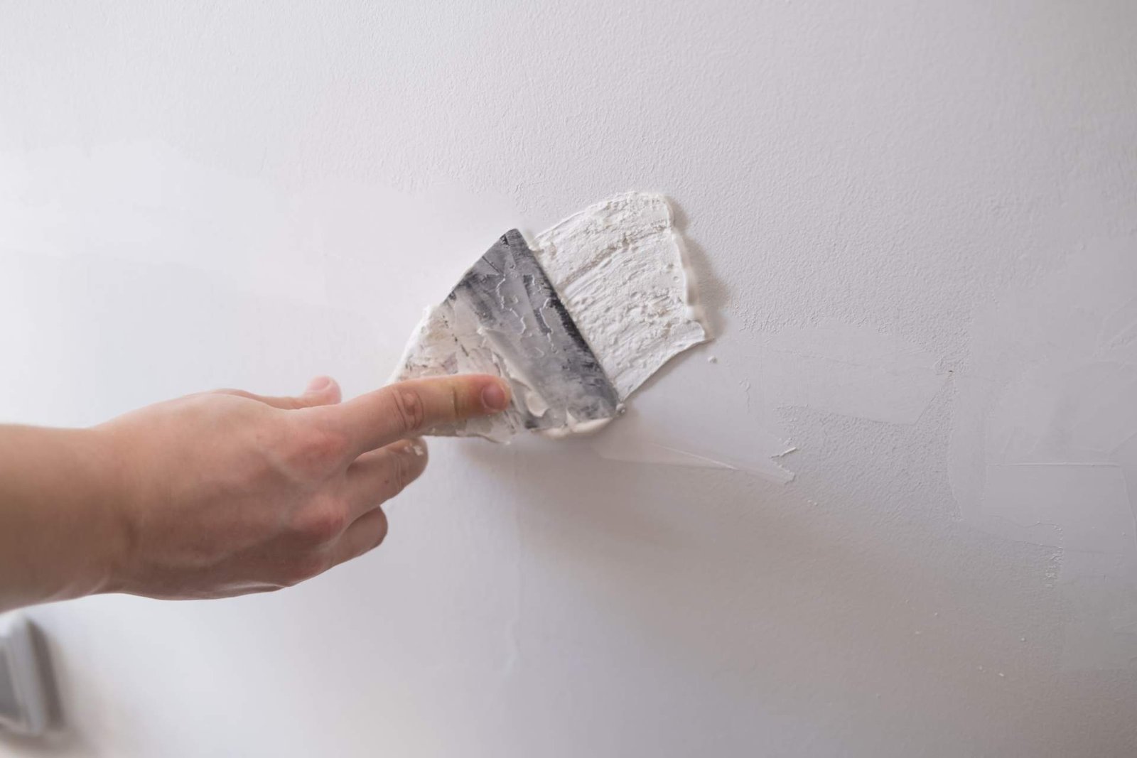Wall surface finishing and putty paste application context