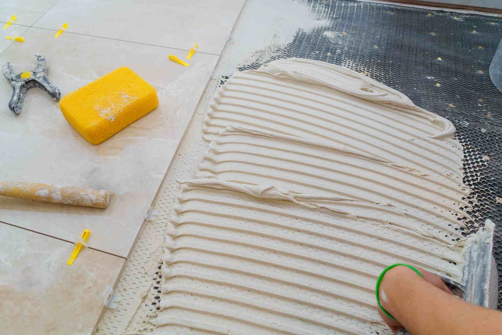 Tile adhesive application on wall surface