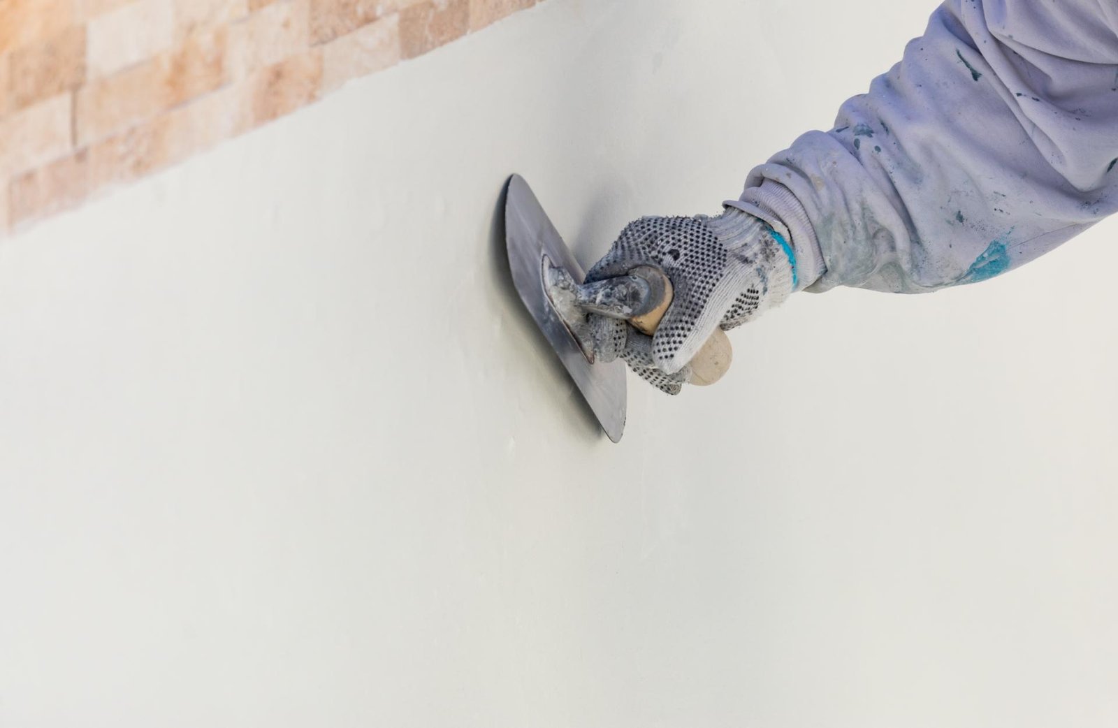 Wall plastering — putty skim coat application